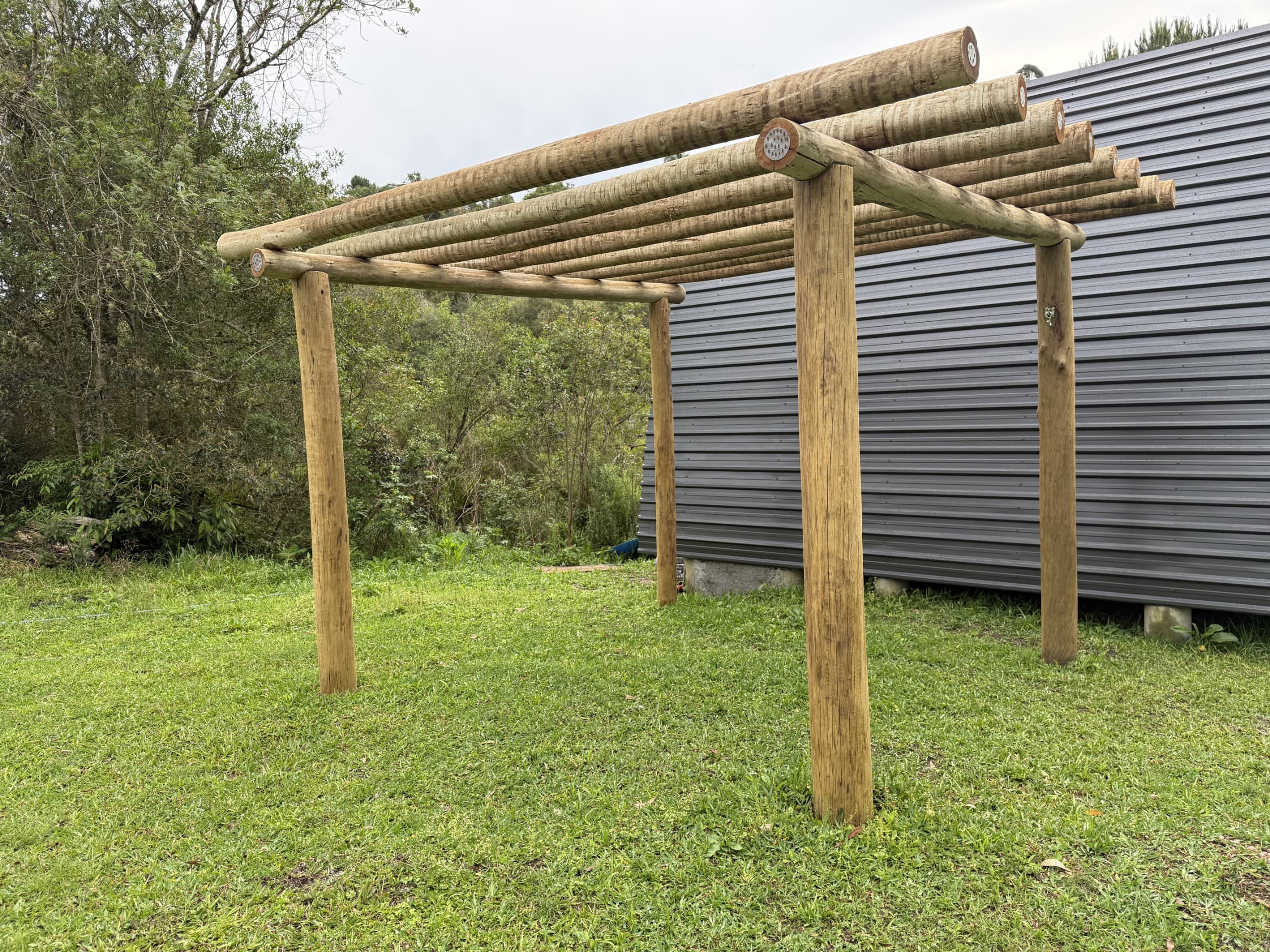 Pergolado 16m² madeira roliça — foto 1