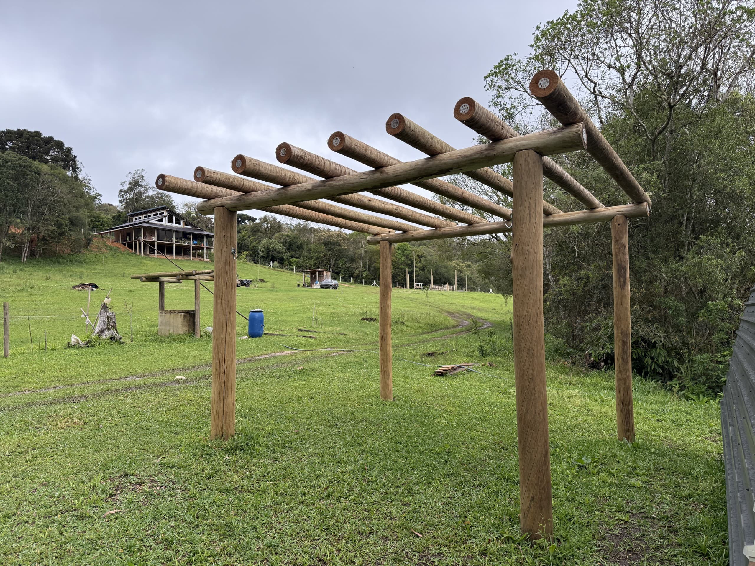 Pergolado 25m² madeira roliça — foto 1